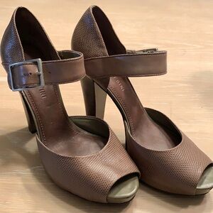 Womens Gianni Bini 4.5 inch heels, textured fabric, very good condition Size 8.5